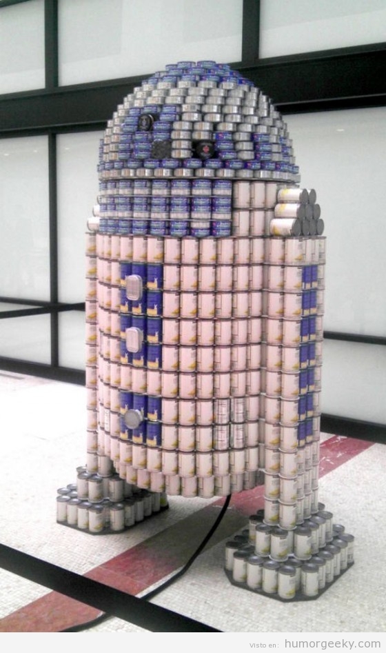 R2-D2 construido con latas de atún
