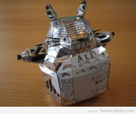 Totoro hecho con latas