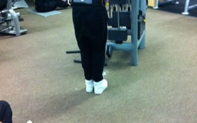Un geek hipster en un gimnasio