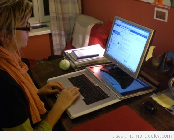 Madre usando monitor sobre pantalla de portátil