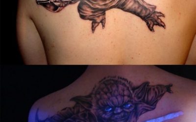 Tatuaje fluorescente de Yoda