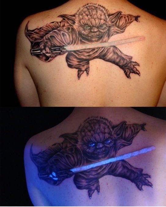 Tatuaje fluorescente de Yoda