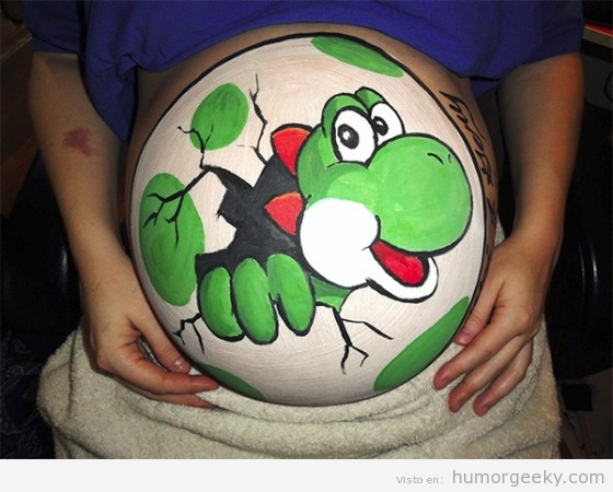Huevo de Yoshi pintado en barriga de una embarazada