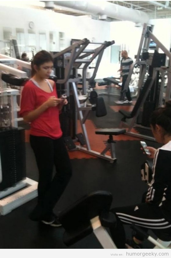 Chicas en el gimnasio con smartphones