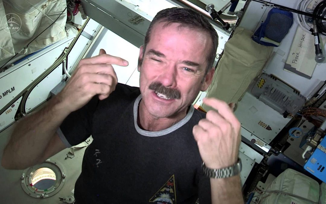 Cortando las uñas en la estación espacial internacional