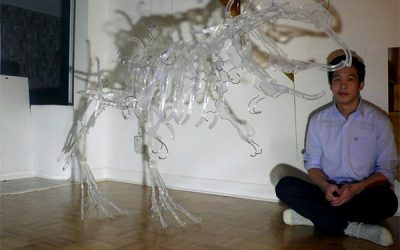 T-Rex construido con perchas