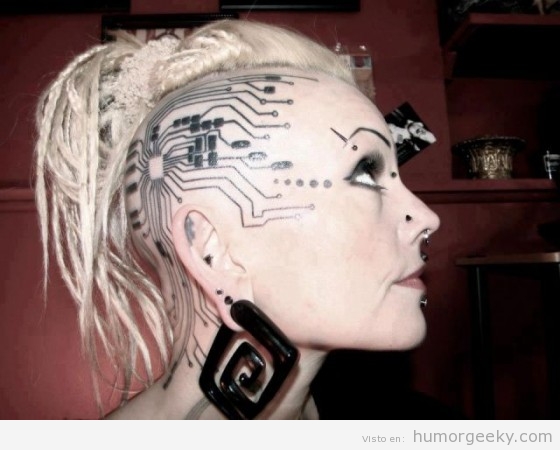 Tatuaje de pistas de circuito impreso en la cabeza