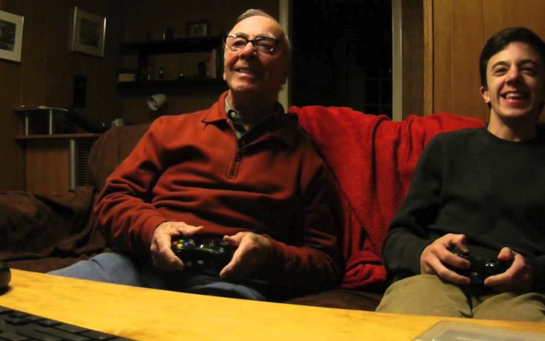 Abuelo de 84 años jugando a videojuegos