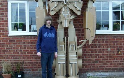 Optimus Prime construido con cartón