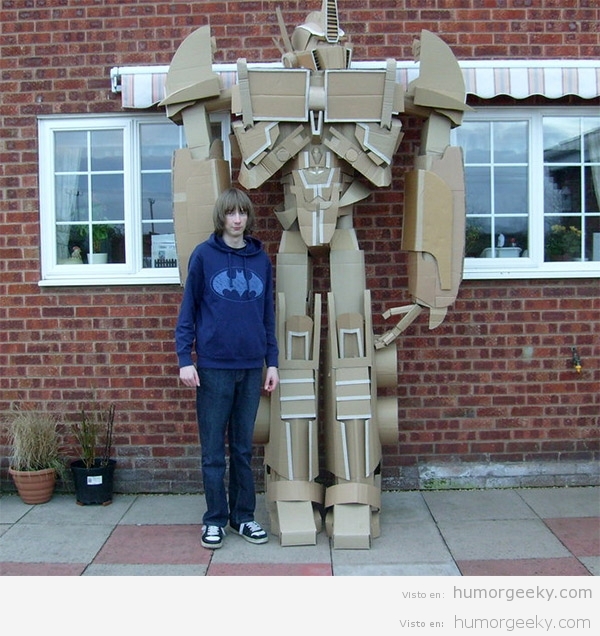 Optimus Prime construido con cartón