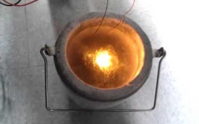 Un LED naranja dentro de nitrógeno líquido