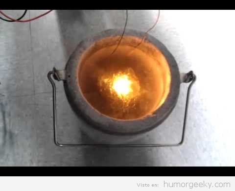 Un LED naranja dentro de nitrógeno líquido