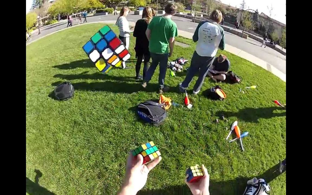 Resolviendo 3 cubos de Rubik mientras hace malabares