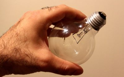 Cambiando una bombilla al estilo ingeniero