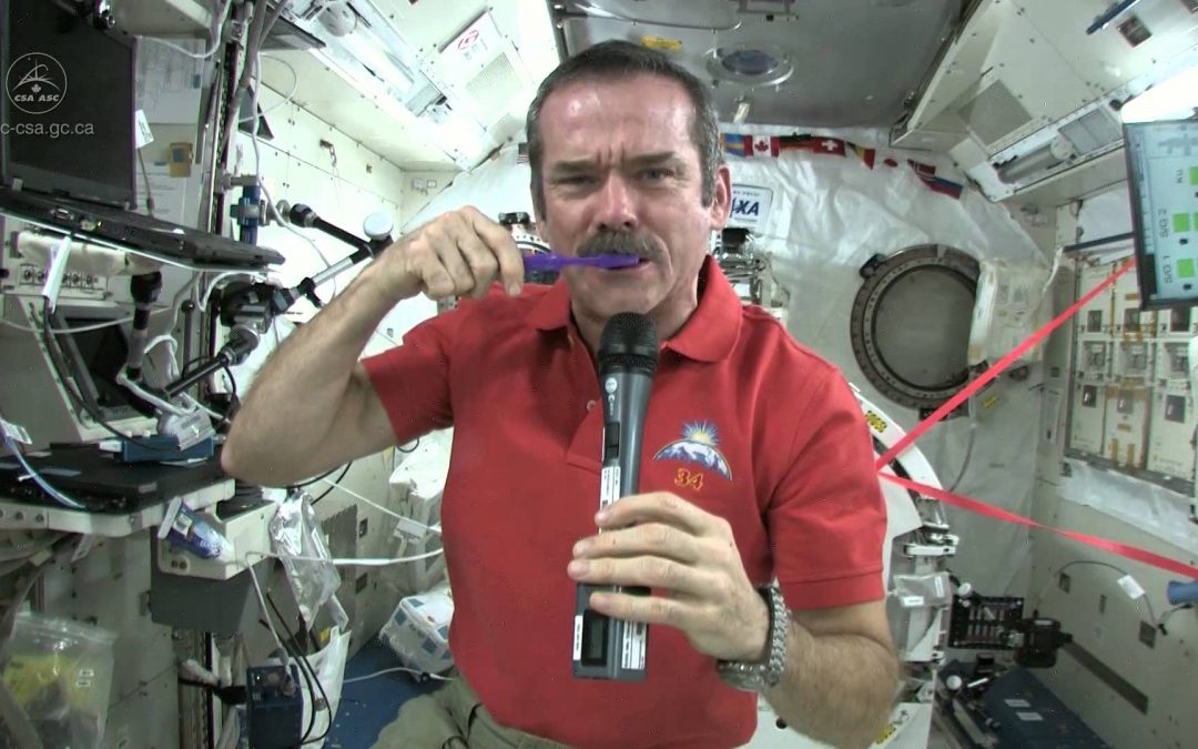 Cómo se lavan los dientes en el espacio
