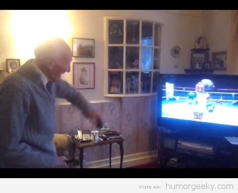 Hombre de 95 años jugando a la Wii