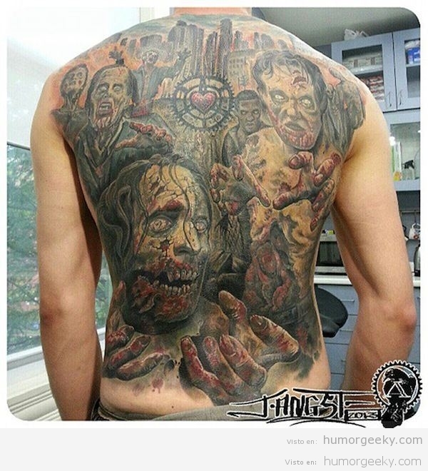 Tatuaje en la espalda inspirado en el apocalipsis zombi