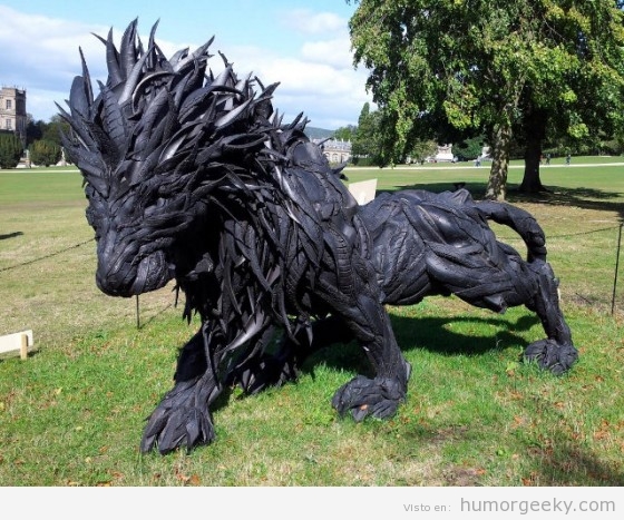 Escultura de león construida con neumátios