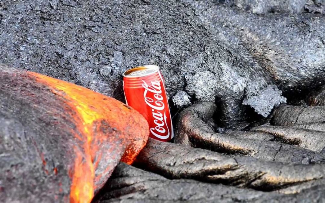 Una lata de Coca Cola en un río de lava