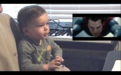 La reacción de un bebé viendo Superman