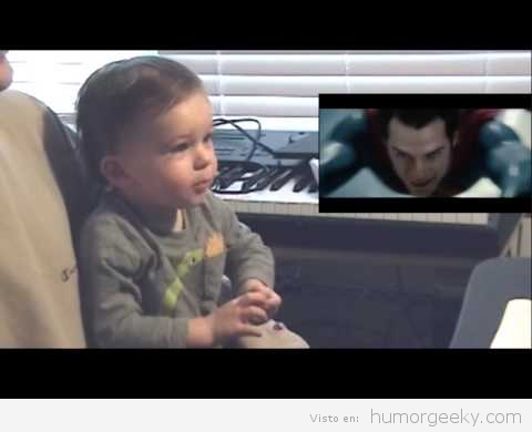 La reacción de un bebé viendo Superman