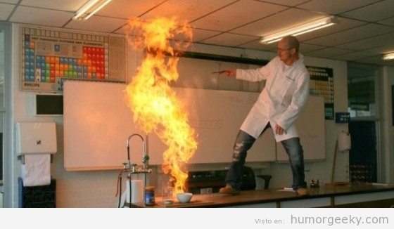 profesor-quimica-hace-fuego-hoguera-en-clase-