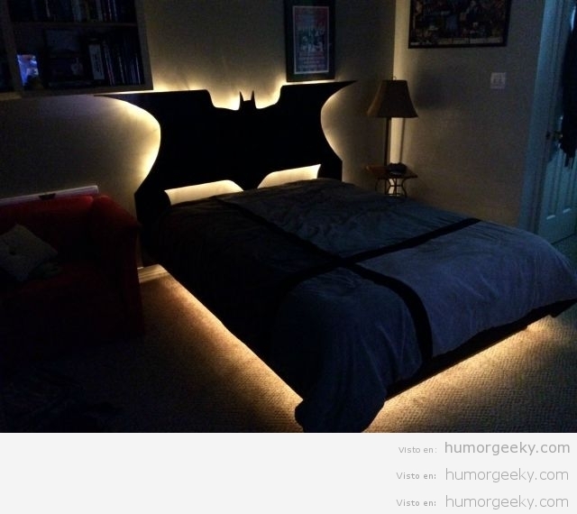 Cabezal de cama con la forma de Batman ¡lo quiero!