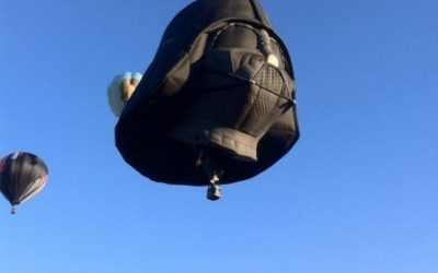 Un globo aerostático con la cara de Darth Vader