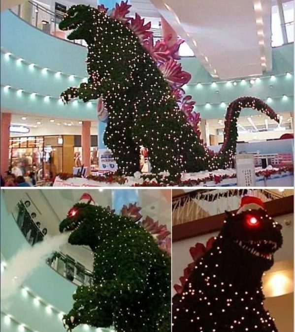 A juzgar por la forma del árbol de Navidad, este centro comercial tiene que estar en Japón