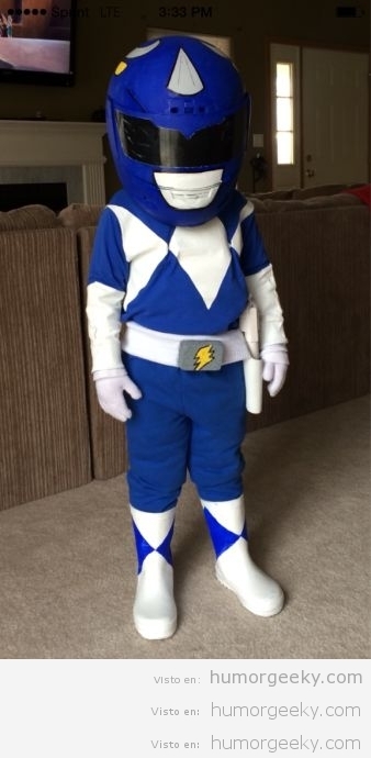 Niño con disfraz de Power Ranger