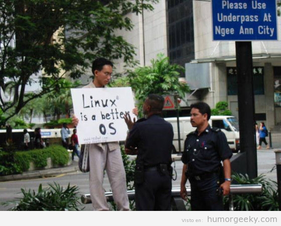 Foto graciosa de un manifestante pro Linux