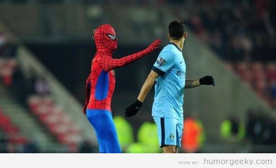 Foto graciosa de Spiderman en el Sunderland vs Manchester City