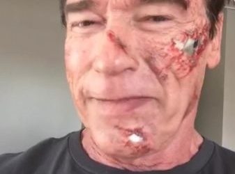 Arnold Schwarzenegger con el maquillaje del T-800 para Terminator Génesis