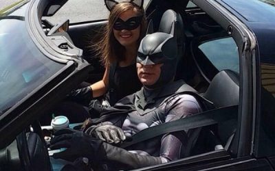 Lo típico que trabajas en un McAuto y se te plantifican Batman y Catwoman en un descapotable