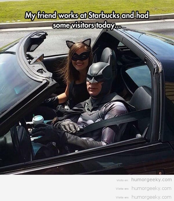 Lo típico que trabajas en un McAuto y se te plantifican Batman y Catwoman en un descapotable