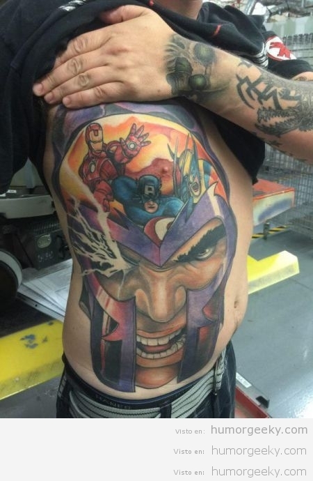 Mega tatuaje de superhéroes en el costado: ¿hay winflins?