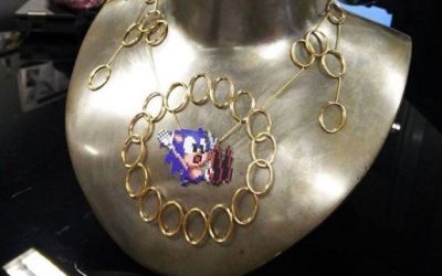 Collar de anillos con Sonic the Hedgehog en el medio