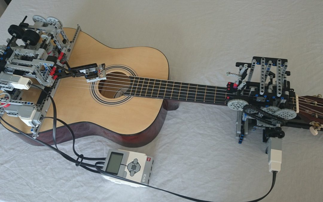 Un robot LEGO tocando la guitarra (Vídeo)