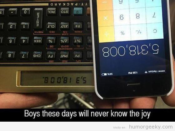 foto graciosa palabra escrita en calculadora vs smartphone