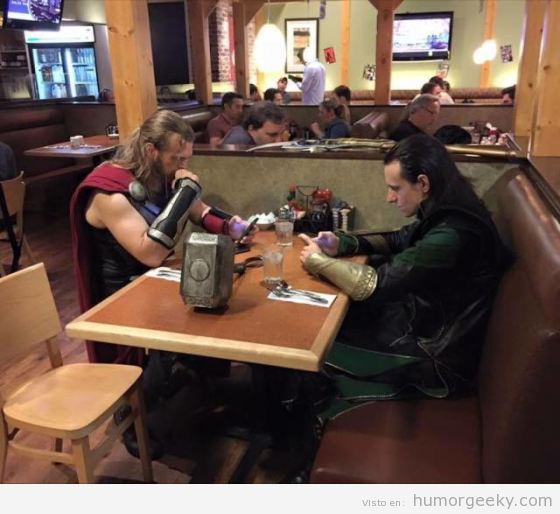 Foto graciosa Thor y Loki comiendo en un restaurante