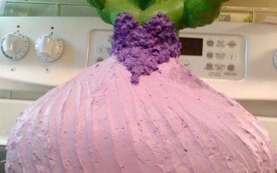 Una niña de 4 años hace el pastel de la Princesa Hulk