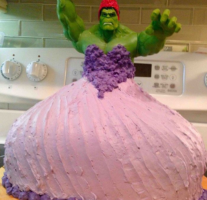 Una niña de 4 años hace el pastel de la Princesa Hulk