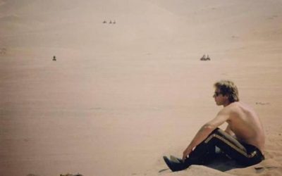 Harrison Ford descansando en el rodaje de Star Wars en el desierto
