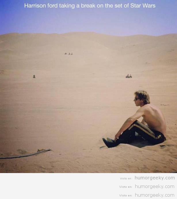 Harrison Ford descansando en el rodaje de Star Wars en el desierto