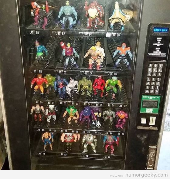Máquina vending con muñecos de superhéroes y villanos