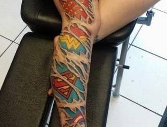 Una chica con la pierna entera llena de tatuajes de superhéroes… WOW