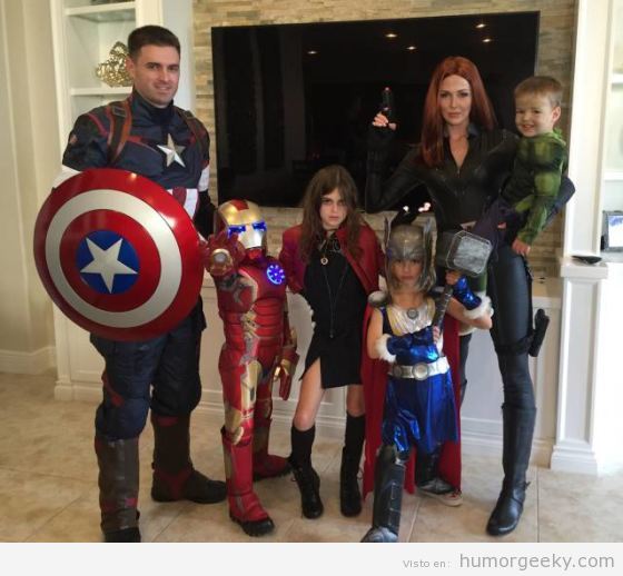 Una familia con el cosplay de Los Vengadores