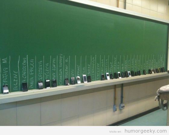 Foto graciosa, todos los smartphones en la pizarra durante examen