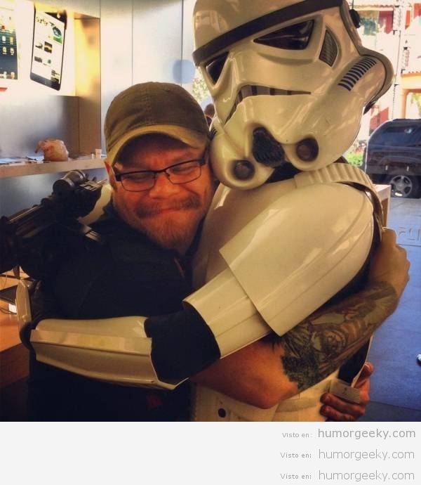 Yo también quiero que me abrace un soldado imperial!