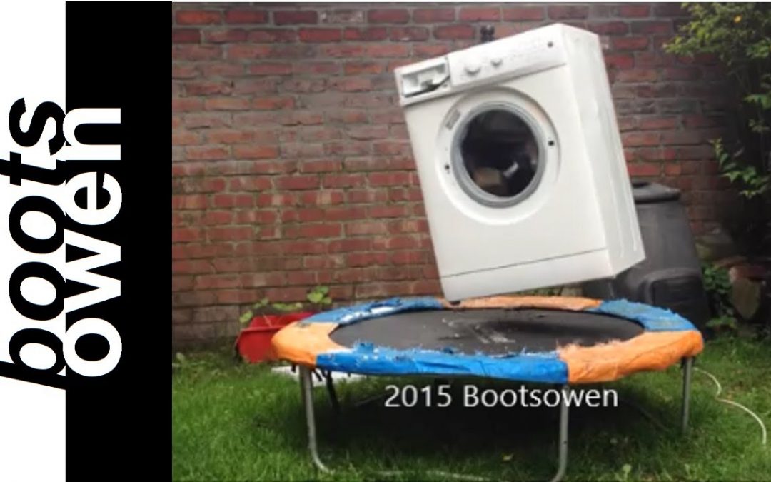 Un ladrillo dentro de una lavadora funcionando y saltando en una cama elástica (Vídeo)